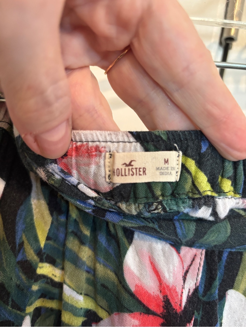 Hollister Tropical Floral Print Flowy Shorts. Size M - Picture 2 of 5